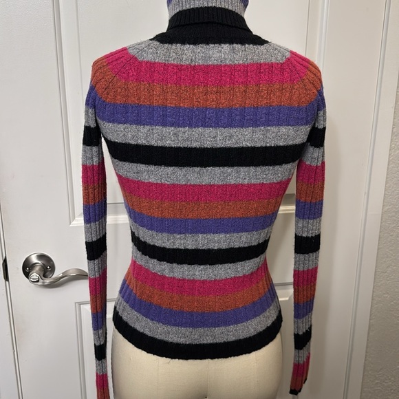Turtle neck top multi color striped design size medium - Picture 5 of 7